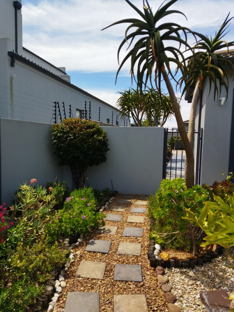 5 Bedroom Property for Sale in Parklands North Western Cape